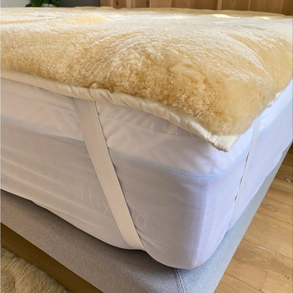 Cozy Organic Sheepskin Mattress Cover Queen Size - Picture 10 of 15